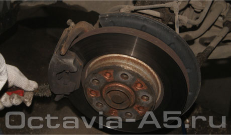 Замена передних и задних тормозных колодок Skoda Octavia A5: инструкции